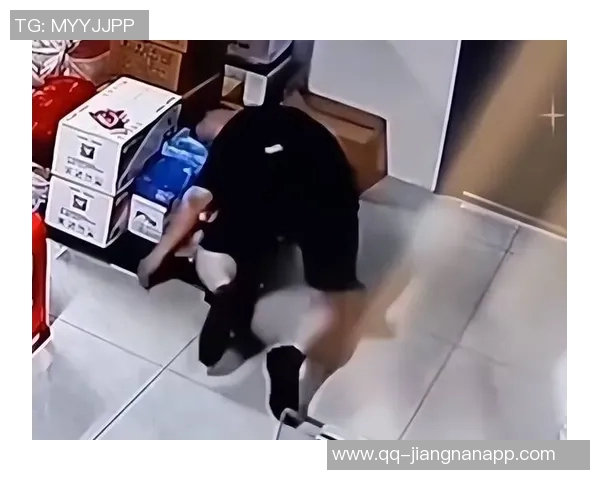 小卡遭遇重创左膝受伤瞬间曝光两次撞击令他痛苦倒地